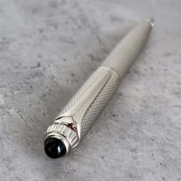 قلم رجالي بلون فضي