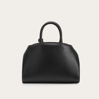 شنطة بلون أسود بحجم متوسط لكل يوم