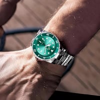 ساعة رجالية باللون الفضي والأخضر