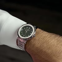 ساعة رجالية بأرقام عربية باللون الأخضر المطفي