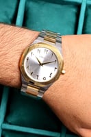 ساعة رجالية لونين أبيض مزينة بارقام عربية