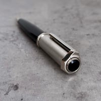 قلم رجالي بلون فضي اسود