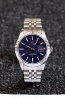 ساعة رجالية بتصميم كلاسيكي باللون الفضي والازرق مق...