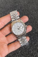 ساعة رجالية بتصميم كلاسيكي باللون الفضي