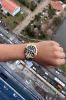 ساعة رجالية باللون الذهبي والأسود