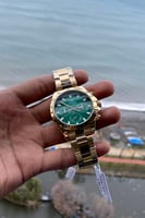 ساعة رجالية باللون الذهبي والأخضر