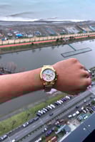 ساعة رجالية باللون الذهبي والأبيض