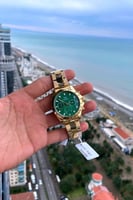 ساعة رجالية باللون الذهبي والأخضر