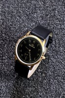 ساعة جلد رجالية بأرقام عربية باللون الأسود والذهبي