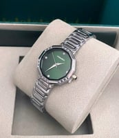 ساعة نسائية بتصميم سداسي بلون فضي