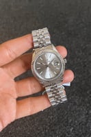 ساعة رجالية بتصميم كلاسيكي باللون الفضي والرصاصي م...