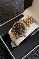 ساعة رجالية بتصميم كلاسيكي باللون الذهبي والاسود م...