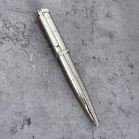 قلم رجالي بلون فضي