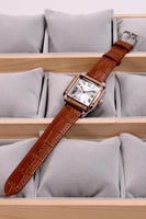 ساعة جلد مربع بلون بني