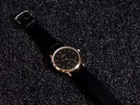 ساعة جلد رجالية بأرقام عربية باللون الأسود والذهبي