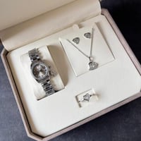 طقم ساعة ومجوهرات في بوكس فخم