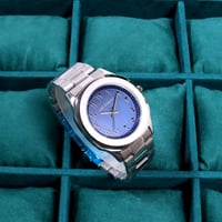 ساعة رجالية بأرقام عربية باللون الفضي الأزرق المطف...