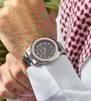 ساعة رجالية بأرقام عربية باللون الفضي ميناء الأسود...