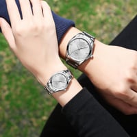 طقم ساعات الزوجين رجالية ونسائية باللون الفضي