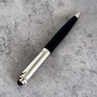 قلم رجالي بلون فضي اسود