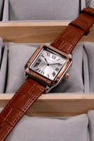 ساعة جلد مربع بلون بني