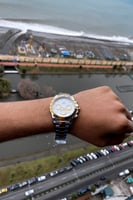 ساعة رجالية باللونين ميناء أبيض