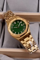 ساعة رجالية بلون ذهبي ميناء اخضر