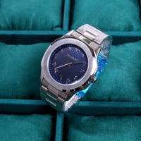 ساعة رجالية بأرقام عربية باللون الفضي الأزرق المطف...