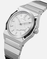 ساعة طويق الرجالية مزينة بشعار المملكة بلون فضي