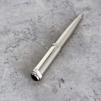 قلم رجالي بلون فضي