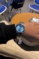 ساعة رجالية باللون الفضي والسماوي