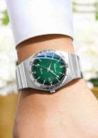 ساعة عُمق النسائية بلون فضي وأخضر