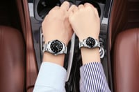 طقم مكون من ساعتين رجالية ونسائية باللون الفضي وال...