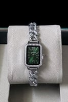 ساعة نسائية سلسة بتصميم أنيق باللون الفضي ميناء أخ...