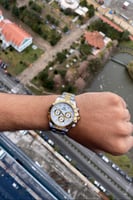 ساعة رجالية باللونين ميناء أبيض