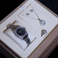 طقم ساعة ومجوهرات في بوكس فخمم