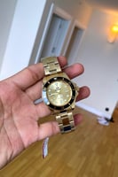 ساعة رجالية باللون الذهبي الكامل