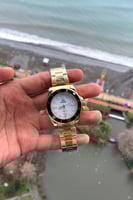 ساعة رجالية باللون الذهبي ميناء أبيض