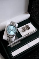 طقم رجالي ساعة فضي منسقة مع كبك وقلم