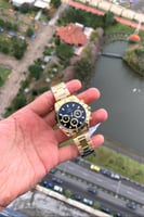 ساعة رجالية باللون الذهبي والأسود