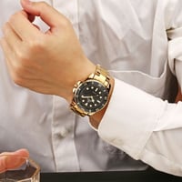 ساعة رجالية باللون الذهبي والاسود