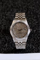 ساعة رجالية بتصميم كلاسيكي باللون الفضي