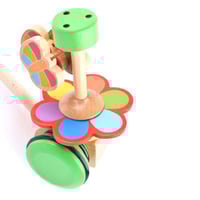 مشاية أطفال مع فراشات