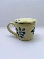 كوب شاي بنقوش زرقاء