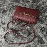 شنطة مجدولة من بوتيغا باللون البرغندي الساحر