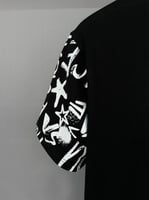 تيشيرت فيرساتشي جينز كوتور بطبعة فنية