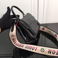 كلوني ميني من لويس فويتون لمسة فخامة خالدة بحجم مث...