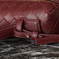 شنطة مجدولة من بوتيغا باللون البرغندي الساحر