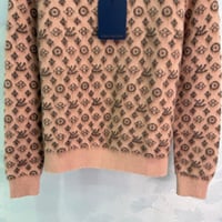 كنزة "فلايت مود" بنقشة مونوجرام بتأثير مخملي فاخر