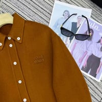 قميص Miu Miu المطرز بشعار الماركة بأكمام واسعة